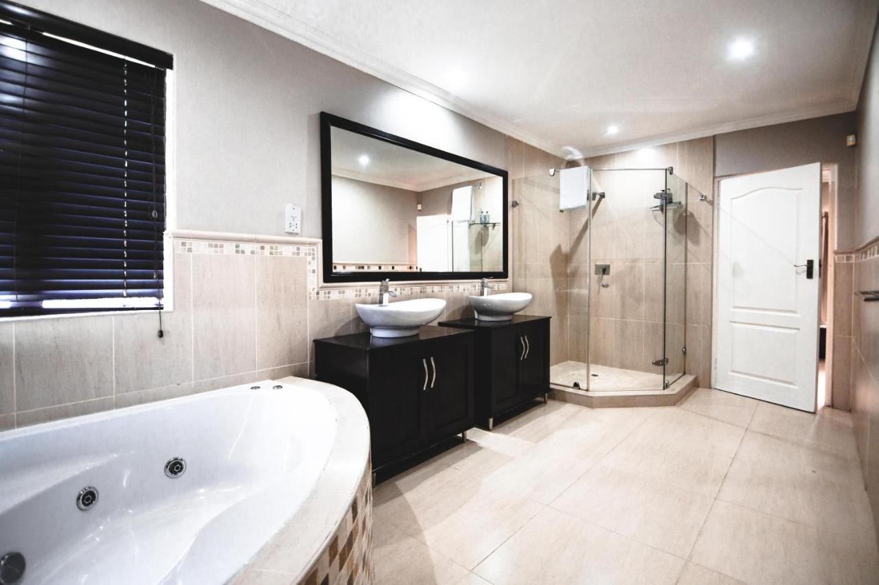 เดอะ แคปิทอล เกสต์ เฮาส์ Hotel กาโบโรเน ภายนอก รูปภาพ